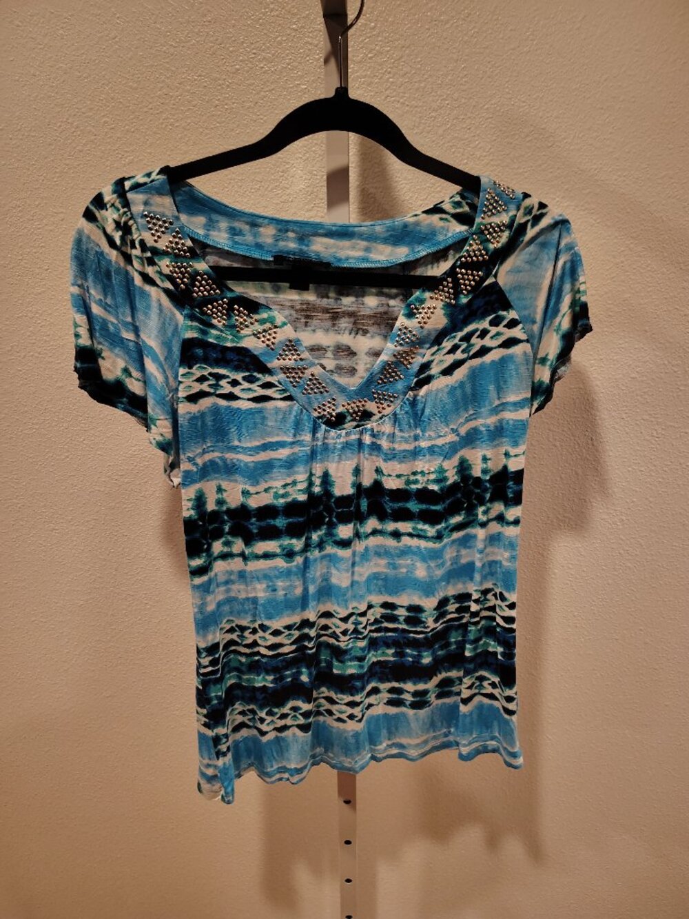 AB Studio Women's Top Size Medium V-Neck-Tie Dye Short Sleeve ikat-style